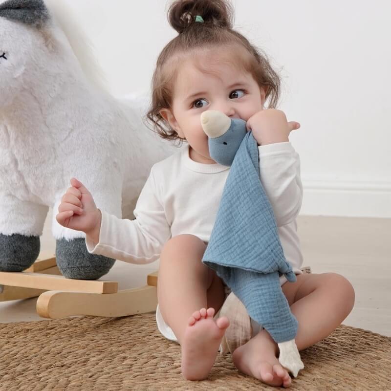 doudou bébé fille oie bébé qui mord