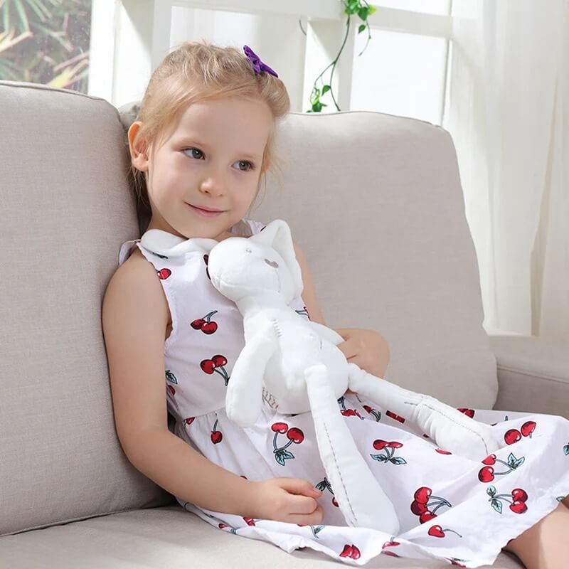 doudou lapin avec petite fille