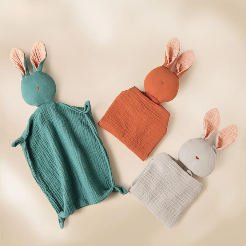 doudou lapin avec cĆur brodĂ© pliĂ©