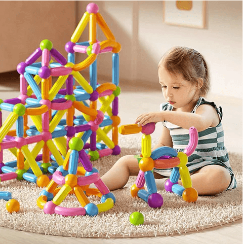 Jeu de construction magnétique fille qui joue