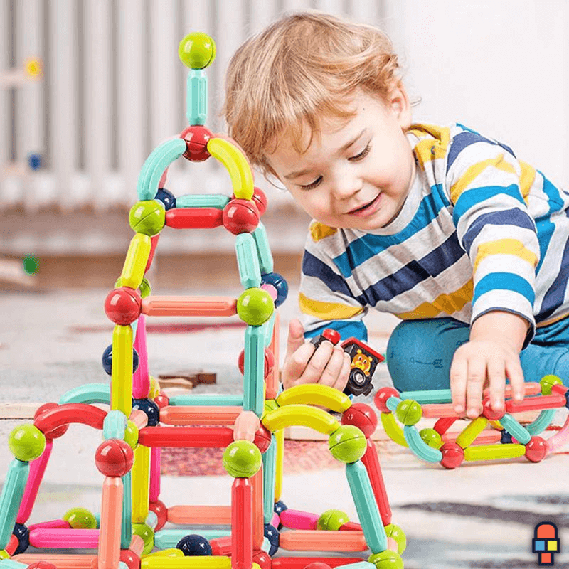 Jeu de construction magnétique enfant amusé