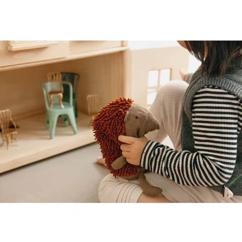 doudou bebe herisson avec enfant