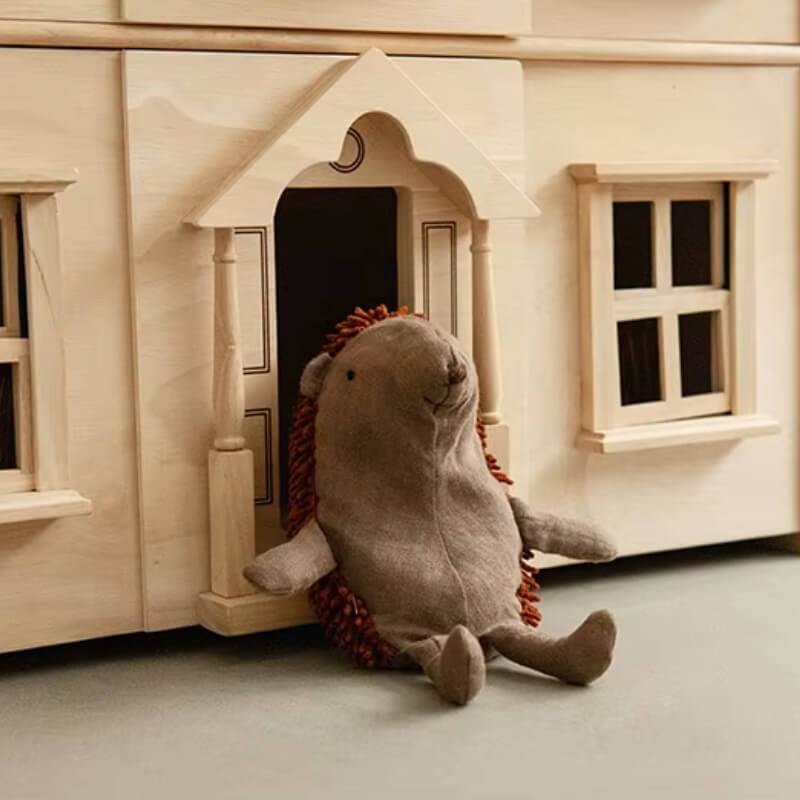 doudou bebe herisson devant maison