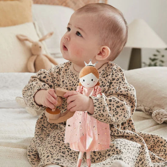 doudou bébé fille calin main