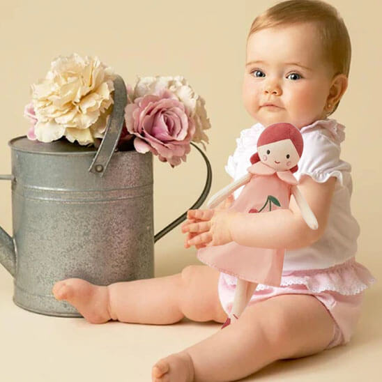 doudou bébé fille nordique fille assis  