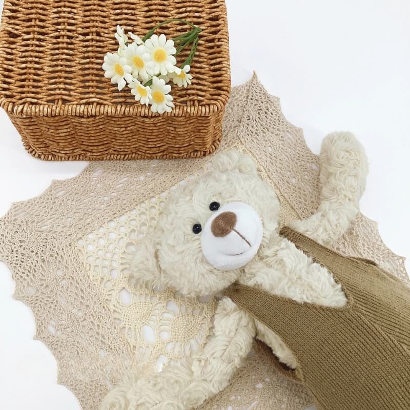 ours en peluche teddy calme allongé